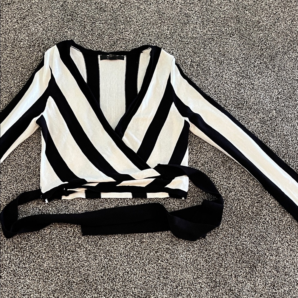 Forever 21 Black and White Knit Sweater